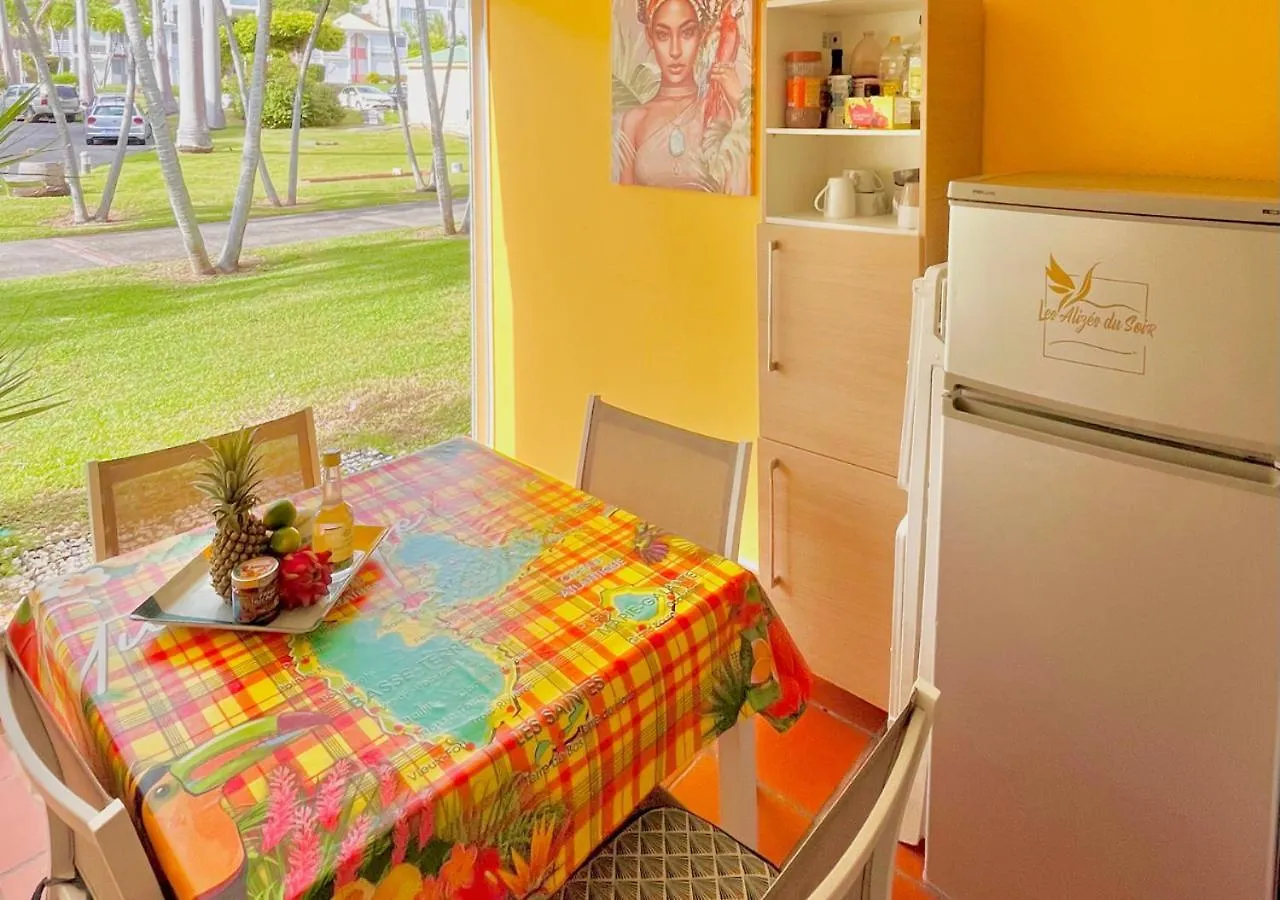 Chaleureux Studio Les Alizes: Cozy 4-Person Residence with Full Amenities Saint-Francois  Apartment